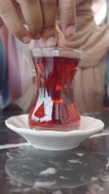 Sıcak bir kafede sıcak bir fincan Türk çayı içiyorum..