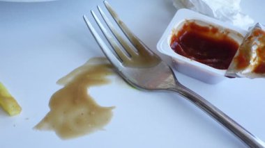 Yemekler yemekten sonra masaya döküldü. ,