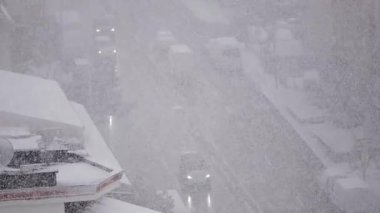 Şiddetli kar fırtınası kentsel alanda görüş ve trafik gecikmelerine yol açıyor.