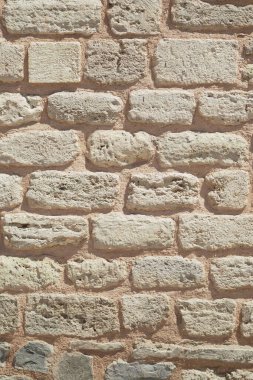 Yaş ve karakterini gösteren dokulu taş bir duvarın yakın görüntüsü.