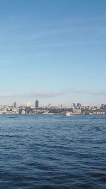İstanbul şehrinin ufuk çizgisi açık mavi gökyüzünün altından görülüyor.