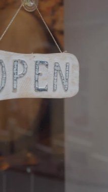 Parlak açık tabela müşterileri günün erken saatlerinde hoş karşılar..