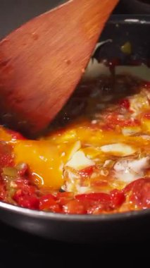 Lezzetli bir yemek hazırlamak için taze domates ve yumurta karışımı..