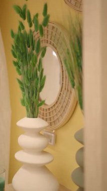 Yeşillik dolu zarif bir vazo parlak bir odaya cazibe katar..