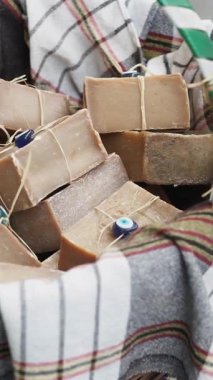 Esnaflar, doğal sicimle sarılmış eşsiz el yapımı sabunları sergiler..