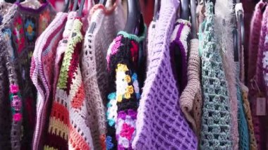 Canlı el yapımı kazaklar panayırda yaratıcı tasarımlar sergiliyor..