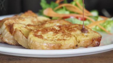 Bir tabak altın yumurtalı ekmeğin yanında canlı bir salatanın tadını çıkar..