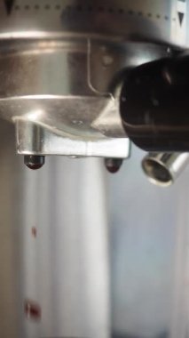 Espresso makinesinden damlayan kahveyi dikkatle izliyorum..