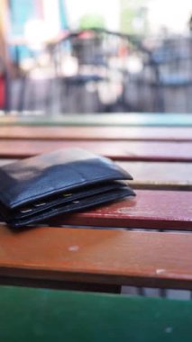 Cüzdanı kafe masasına bırakılmış. kayıp cüzdan kavramı ,