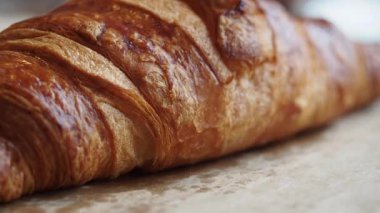 Lezzetli bir kruvasanın tadını çıkarın..
