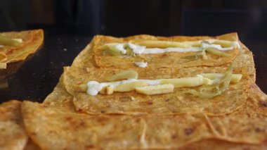 Patates kızartması ve tavuk dilimi ekleyerek Sharma Roll hazırlıyorum. .