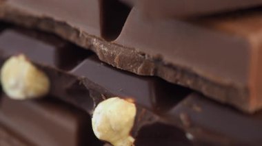 Yakından bakınca kremalı ve katmanlı lezzetli çikolatalar yakalıyor..