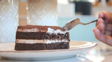 Sıcak bir kafede kremalı çikolatalı pastanın tadını çıkarıyorum..