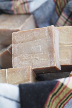 Renkli kumaş kumaş üzerine dizilmiş doğal sabun blokları..