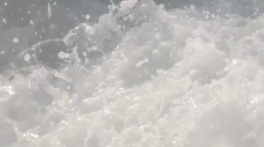 Sahile vuran dalgaların büyüleyici görüntüsünün ve seslerinin tadını çıkar..