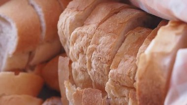 Bir fırın ortamında sergilenen lezzetli somunlar.