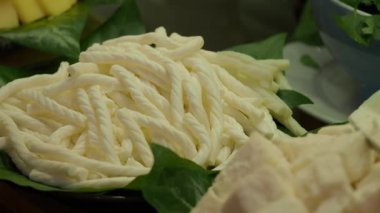 Vietnam pazarında geleneksel peynir yapma sanatını tecrübe edin..