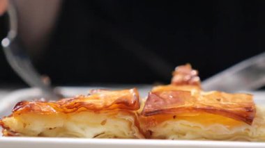 İstanbul 'da hayat dolu bir kafe atmosferinde lezzetli hamur işleri kesiliyor ve tadını çıkarılıyor.