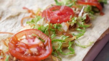 Domates ve marullu shawarma dürümü..