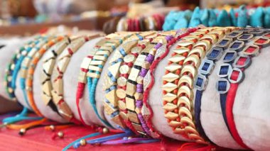 Hareketli bilezikler kalabalık bir pazarda masanın üzerinde sergilenir..