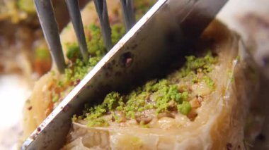 Fındık ve tatlı şurupla Türk Buklavası dilimlemek.