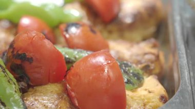 Canlı bir toplantıda sebzelerle birlikte canlı ızgara sebzelerin tadını çıkarın..