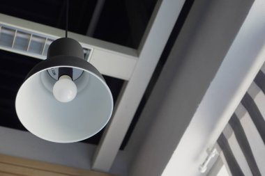 Çağdaş siyah beyaz lamba şık bir oda tasarımını aydınlatıyor..