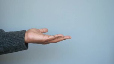 Seyirciye bir hoş geldin jesti sunuluyor..