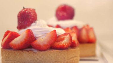 Lezzetli çilek ve kremalı lezzetli bir tatlının tadını çıkarın..