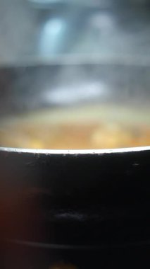 Baharatlı güveç yavaşça pişirir, mutfağı zengin kokularla doldurur..