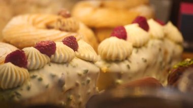 Çekici tatlılar, pastanede canlı malzemelerle güzelce düzenlenir..