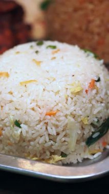 Sebze ve yumurta dolu bir tabak kızarmış pirincin tadını çıkarın..