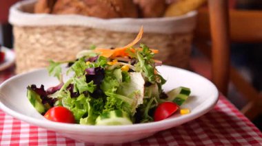 Taze yeşillikler, domatesler ve salatalıklarla hazırlanmış canlı bir salata..