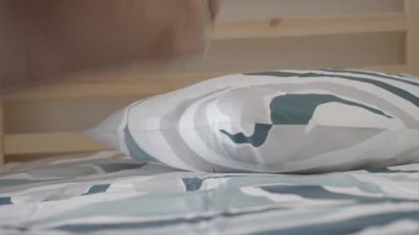 Yastık, neşe dolu bir aktivitede yatağa atılır..