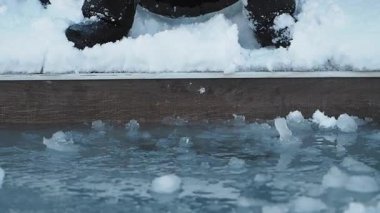 Soğuk dalgalar eserken deniz kenarında karlı bir kış gününün tadını çıkarın..