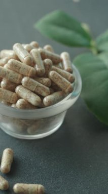 Doğal olarak, bitkisel takviyelerin sağlığa katkı sağlamasının faydalarını keşfedin..