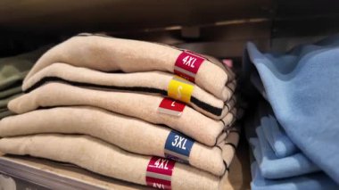 Perakende satışa çıkarılmış farklı boyutlarda elbiseler..