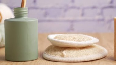 Kişisel bakım süresince rahatlatıcı banyo deneyimi için gerekli malzemeler.