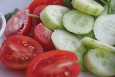 Olgun domates ve salatalık dilimleri besleyici bir yemek için hazır..