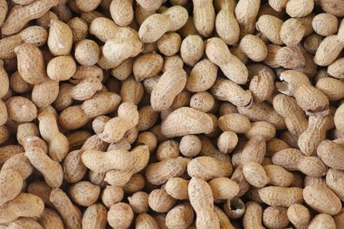 Hareketli bir pazarda sergilenen çiğ fıstıkların yakın görüntüsü.