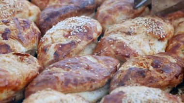 Canlı bir pazarda hazırlanan altın hamur işlerinin keyfini çıkarın..