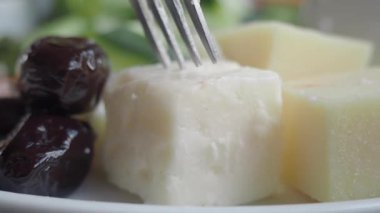 Taze peynir ve hurma, canlı sebzelerle servis edilir. Atıştırmak için birebirdir..