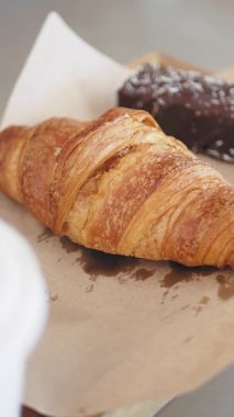 Altın kruvasan ve çikolata aromalı kruvasan manzarasının tadını çıkar..