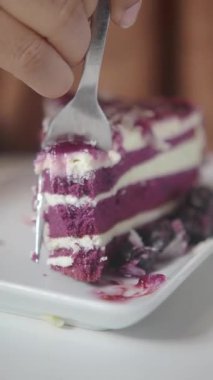 Tuhaf bir ortamda dinlenirken zengin bir çilek tatlısı yemek..