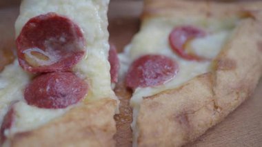  Elle bir Türk pizzası seç. .