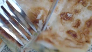 Tadını çıkarmak için çatal ve dokuları gösteren düz ekmeklerin yakın çekimi.