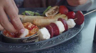 Açık bir kafede çeşitli lezzetli kebapların ve aperatiflerin tadını çıkarın..