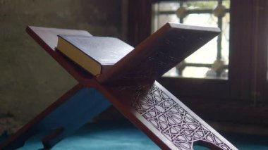 Ahşap bir Kur 'an, sakin bir alanda karmaşık tasarımlar sergiliyor..