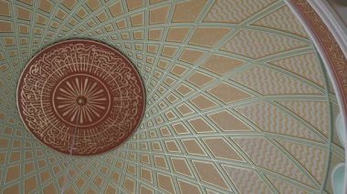 Bu camilerin tavan tasarımındaki büyüleyici desenleri ve renkleri keşfedin.