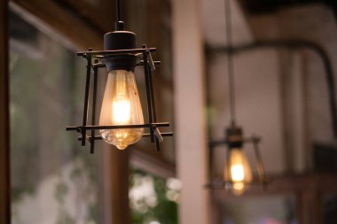 Vintage tarzı aydınlatma aksesuarları hoş bir ortamda hafifçe parlıyor..